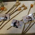 Tulpen aus Holz mit Fotos der Integrationskonferenzteilnehmenden