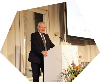 Innenminister Hermann steht auf dem Podium hinter einem Pult.
